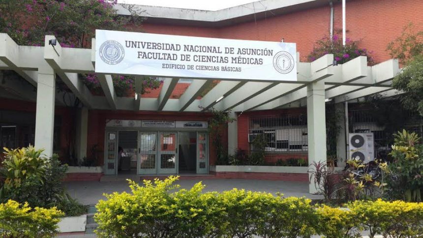 Senado rechaza ley para frenar nuevas carreras de medicina: ¿falta de control?