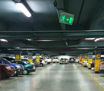 Los shoppings cobrarán estacionamiento