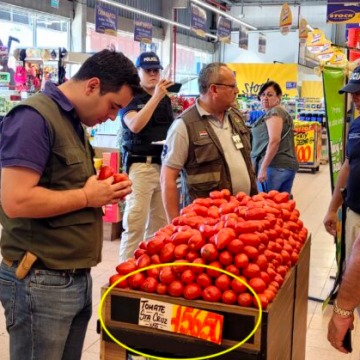 Adquieren tomate de contrabando y triplican el precio para sus clientes