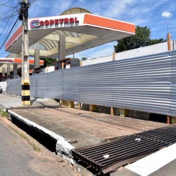 Cuestionan nuevo vallado en una gasolinera instalada sobre arroyo