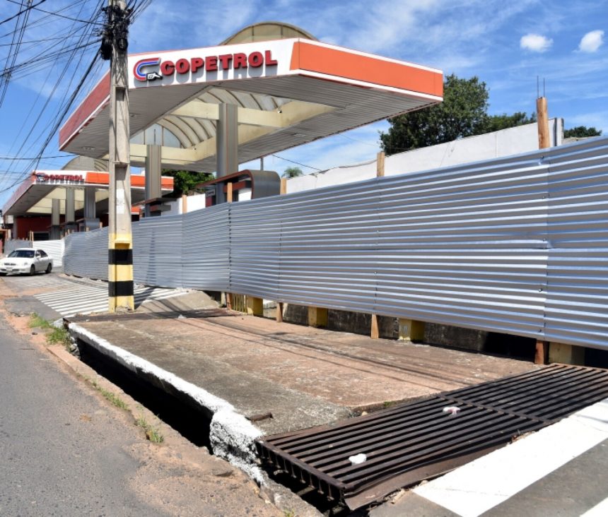 Cuestionan nuevo vallado en una gasolinera instalada sobre arroyo