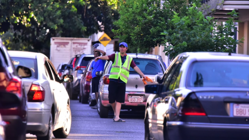 Presentan plan para sacar a cuidacoches de las calles