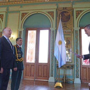 Presidente recibió cartas credenciales del embajador argentino