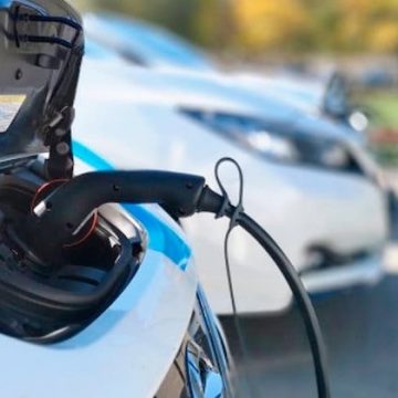 Choferes de plataformas gestionan compra de autos eléctricos ante suba del combustible