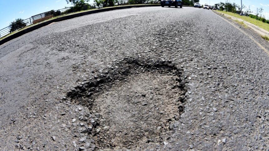 Costanera Norte está minada de baches