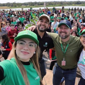 Jóvenes plantan árboles nativos a lo largo de la Costanera Sur