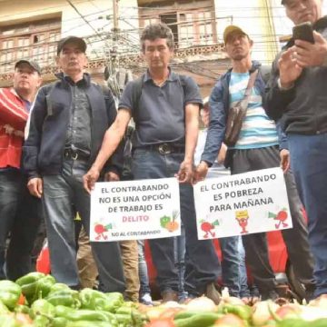 Productores lanzan a la calle tomates y locotes en repudio al contrabando