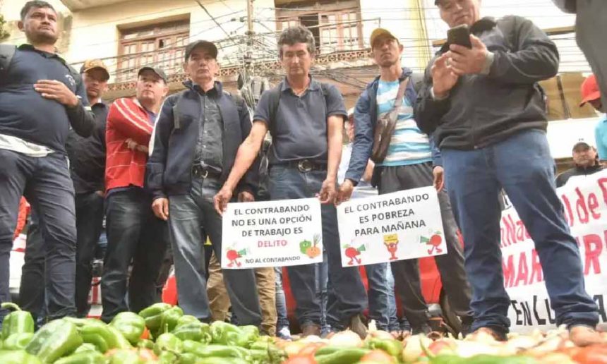 Productores lanzan a la calle tomates y locotes en repudio al contrabando